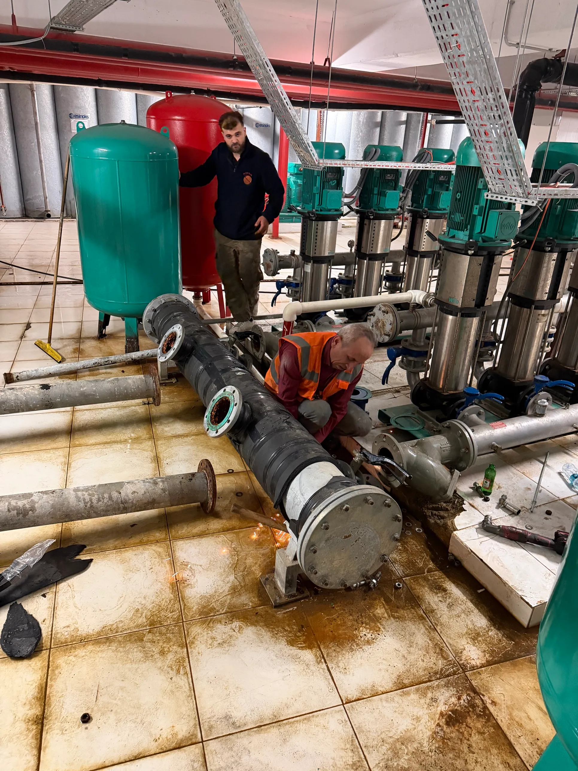 Novus Enerji ekibi hidrofor dairesinde eski galvaniz hattı sökerek yeni hattı devreye alıyor